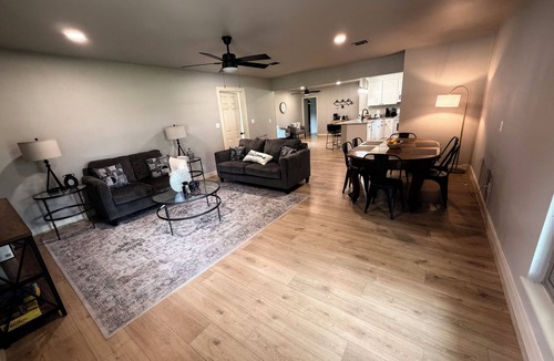 Bellville House | Spacious 5-bedroom Ranch House in Bellville