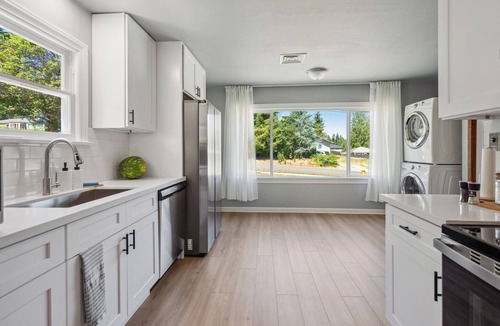 SeaTac House | Spacious 5B2B home 5 min to airport with AC, Game Room, Sleeps 16