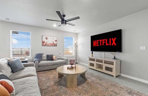 Nampa House | Spacious 5BR - Gamer Room - Hot Tub & Basketball