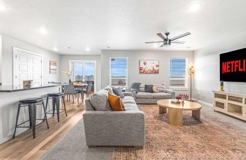 Nampa House | Spacious 5BR - Gamer Room - Hot Tub & Basketball