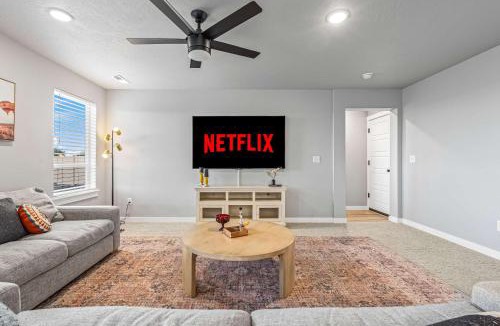 Nampa House | Spacious 5BR - Gamer Room - Hot Tub & Basketball