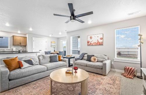 Nampa House | Spacious 5BR - Gamer Room - Hot Tub & Basketball