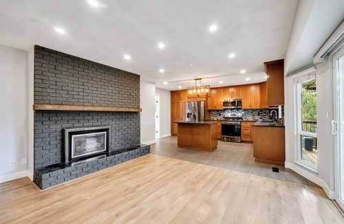 Langley House | Spacious 6-Bedroom Home in Salmon River