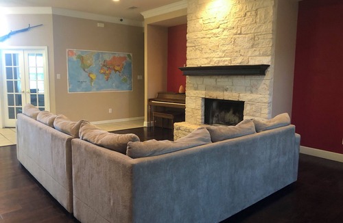 Elmo House | Spacious 6 bedroom house on one acre in pleasant Crandall