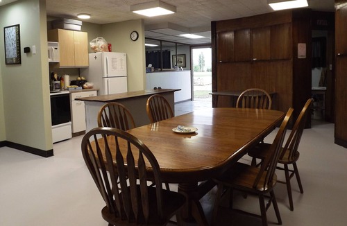 Medina Cabin | SPACIOUS 6-BEDROOM SINGLE LEVEL LODGE IN MEDINA, WIFI, AC, PARKING LOT, GARAGE