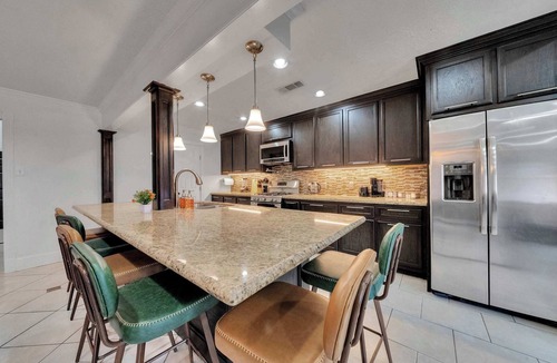 Brookhollow House | Spacious 6BR House | Sleeps 15 | 1GB|WD | Galleria