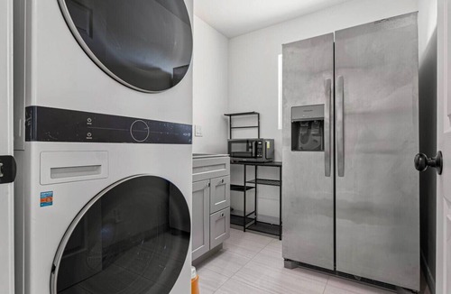 Hayward House | Spacious 8-BR Home in Hayward with A/C &Parking