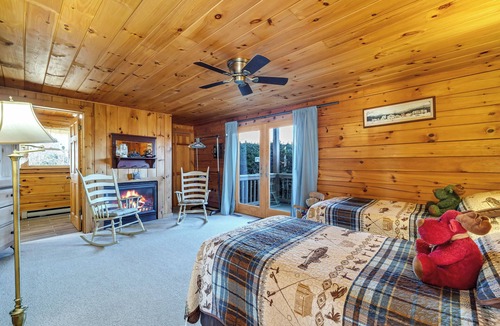 Aquashicola Cabin | Spacious 8BD/7BA bed&breakfast on Beltzville Lake in Southern Poconos