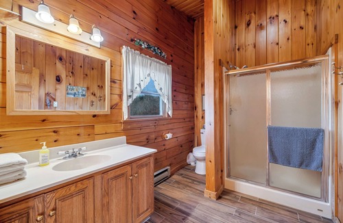 Aquashicola Cabin | Spacious 8BD/7BA bed&breakfast on Beltzville Lake in Southern Poconos