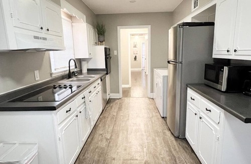 East Memphis House | Spacious 8BR Getaway: 2 Homes, BBQ Near Downtown