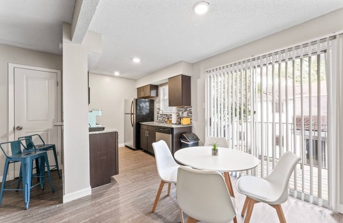 Riverside Apartment | Spacious and Chic King Bed 2BR Suite 5 Min to DT