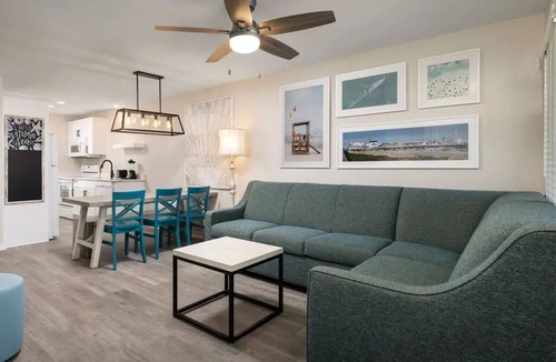 Galveston Hotel | Spacious Beach Resort Stay w/ Full Kitchen, Dining & Sports Courts!