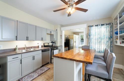 Ashfield House | Spacious Broadway Home Downtown Western Modern Charm with parking