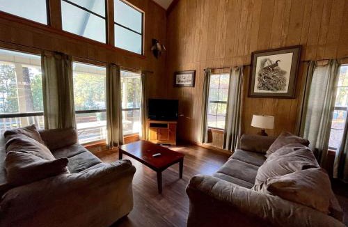 Zwolle House | Spacious Cabin with Resort Amenities and Shared Outdoor Deck near Zwolle, Louisiana