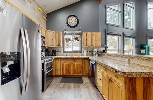 McCall House | Spacious cabin with WiFi, gas fireplace, AC, hot tub, & seasonal pool