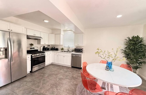 Pico - Robertson Hotel | Spacious Charming Vintage Gem with Large Private Backyard