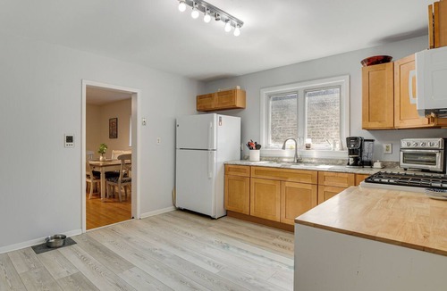 Ravenswood Condo | Spacious Chicago Group Home! Walk to Train & Eats