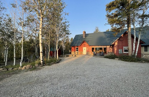 Last Chance Cabin | Spacious comfortable cabin, 33 Miles to Yellowstone, Wi/Fi, Fire Pit, Hot Tub 🦬