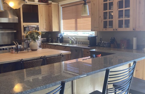 Gallatin Gateway Condo | Spacious Condo on Golf Course & Creek w/hot tub