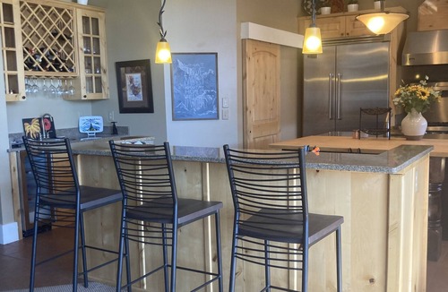 Gallatin Gateway Condo | Spacious Condo on Golf Course & Creek w/hot tub
