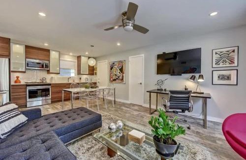 Cherry House | Spacious condo with easy access to Uptown