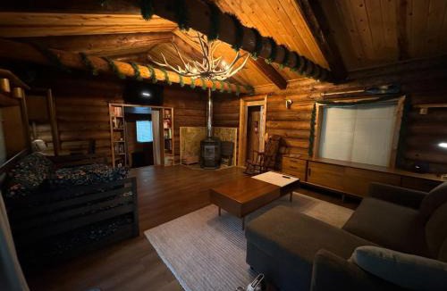 Boundary County House | Spacious, Custom-Built Log Cabin