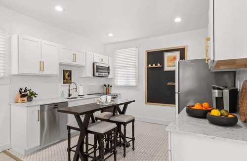 Detroit House | Spacious Detroit Retreat Sleeps 16 Parking