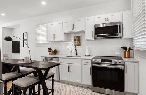 Detroit House | Spacious Detroit Retreat Sleeps 16 Parking
