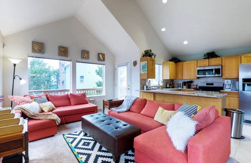 Nelscott House | Spacious dog-friendly home with WiFi & fireplace, near the beach