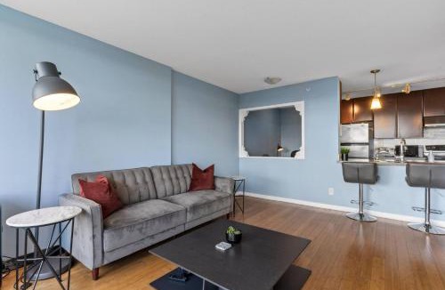 Crosstown Apartment | Spacious Downtown 1BR with Air Conditioning Pool Gym Free Parking