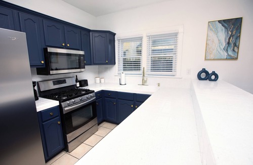 West Gateway House | Spacious Downtown Gem w/Parking
