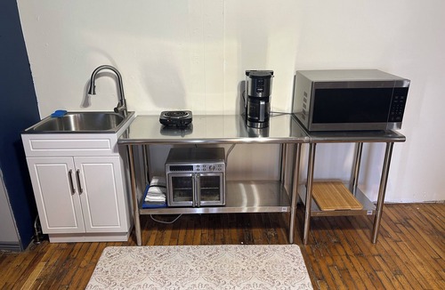 Laurel Apartment | Spacious Downtown Laurel Studio - Pets welcome with Fast Wifi