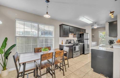 Franklin Park House | Spacious Duplex Central Austin Pet Friendly