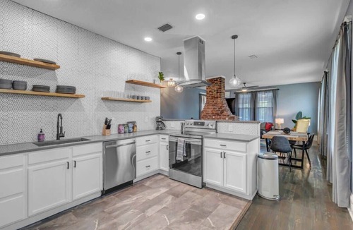 Springfield Apartment | Spacious & Elegant - HUGE apt close to 3 breweries