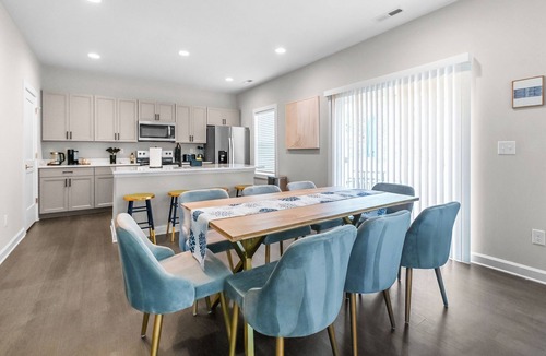 Paw Creek House | Spacious Family + Group Getaway - Fast Wi-Fi, Close to CLT Airport & Uptown