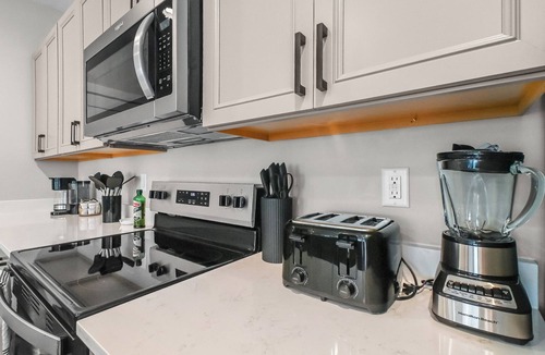Paw Creek House | Spacious Family + Group Getaway - Fast Wi-Fi, Close to CLT Airport & Uptown