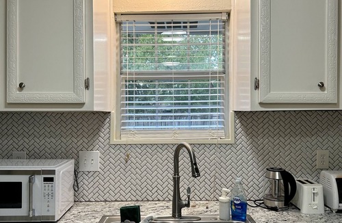 Clodine House | Spacious Family House 4BR. Close to many restaurants & markets!