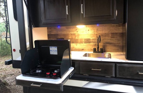 Dripping Springs House | Spacious Glamper with TWO fireplaces, sleeps 2-4 in charming Dripping Springs