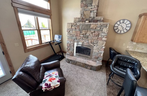 Pinedale Apartment | Spacious Home 2 king beds bedrooms 2 bathrooms nHome entertainment pool table.
