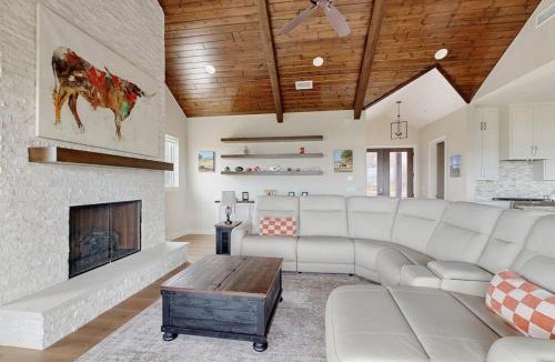 Point Venture House | Spacious House with Ping-Pong and Pool Table, Balcony with Water and Sunset View