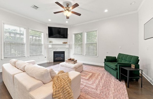 Spring Branch East Apartment | Spacious Houston Home with Private Yard & Hot Tub
