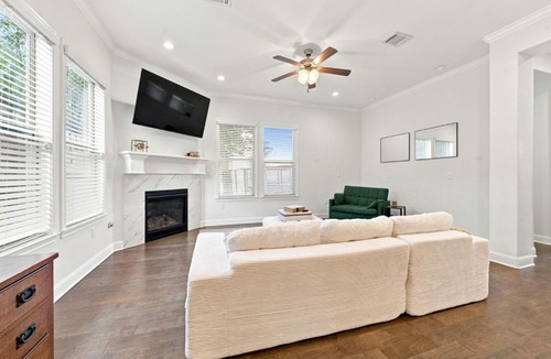 Spring Branch East Apartment | Spacious Houston Home with Private Yard & Hot Tub