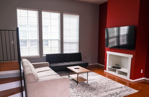 Shady Acres House | Spacious Houston Townhome 3bd/3.5ba