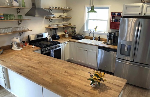 Lakeside House | Spacious Lakeside cottage - Sleeps 16 - steps to Pool, Fitness, & Pickleball