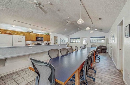 Kingsland House | Spacious Lakefront Home With Water Views, Wifi & Private Washer/dryer