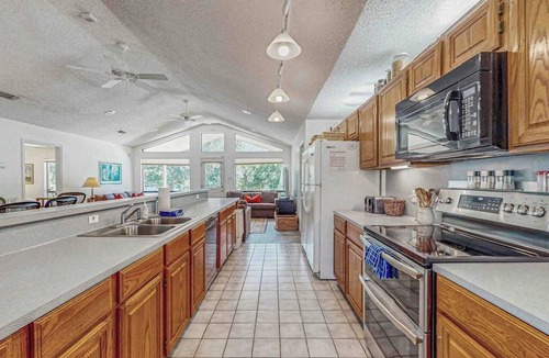Kingsland House | Spacious Lakefront Home With Water Views, Wifi & Private Washer/dryer