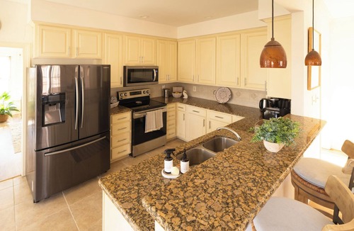 Charlotte House | Spacious Lakeside Relocation Base