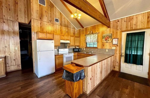 Zwolle Cabin | Spacious Lakeview Triplex Cabin with Water Park Access Near Zwolle, Louisiana