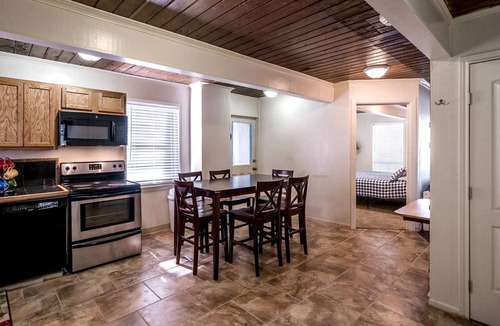 Woden Cabin | Spacious Log Cabin Rental for Family Vacations in Texas