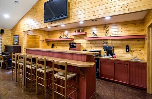 Woden Cabin | Spacious Log Cabin Rental for Family Vacations in Texas
